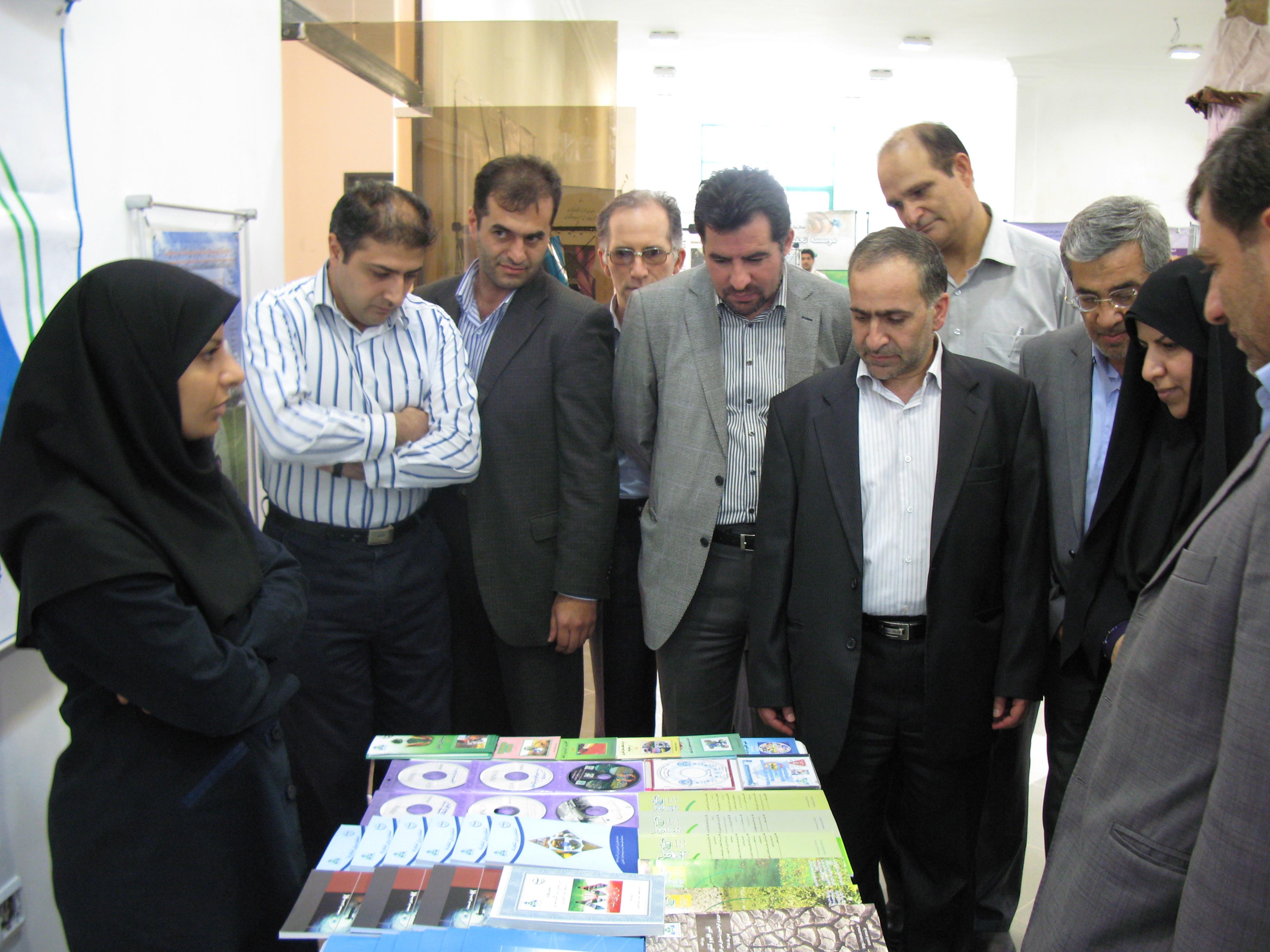 بازدید وزیر بهداشت از غرفه دفتر محیط زیست و توسعه پایدار در نمایشگاه دستاوردهاي پژوهشي موسسه تحقیقات جنگلها